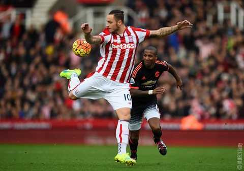 Arnautovic tung hoành trước các hậu vệ MU