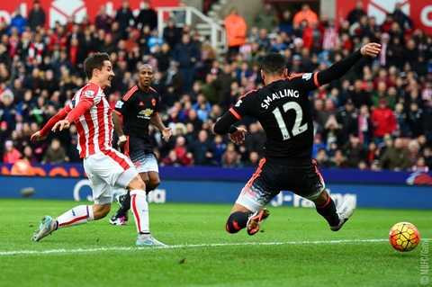 Bàn mở tỷ số của Bojan