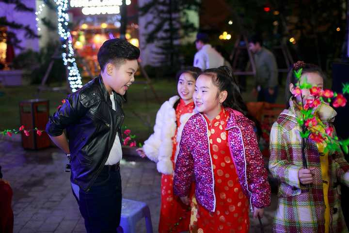 Nhờ gương mặt mũm mĩm đáng yêu cùng nụ cười tươi luôn thường trực trên môi, Tiến Quang được rất nhiều các bạn nữ xin chụp ảnh cùng và nhờ Tiến Quang chia sẻ kinh nghiệm đoạt được giải Á Quân “Giọng hát Việt nhí”. 