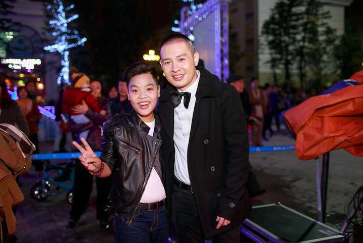 Á Quân “Giọng hát Việt nhí” 2015 cũng bất ngờ gặp 2 ca sĩ đàn anh, đàn chị trong nghề là Hoàng Hải và Văn Mai Hương. 