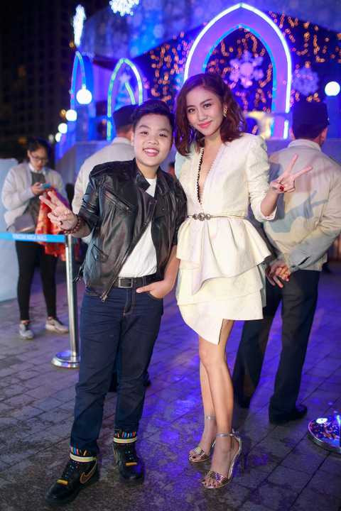 Dù còn ít tuổi nhưng Tiến Quang chững chạc chia sẻ với Văn Mai Hương về những vấn đề chuyên môn. 