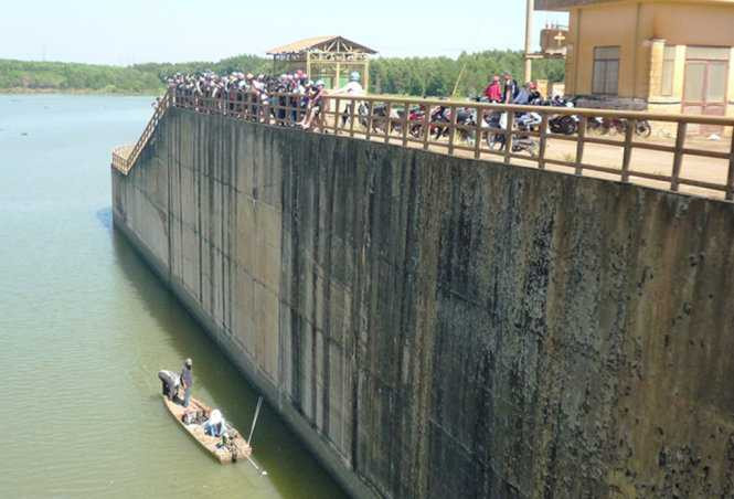 Lực lượng chức năng tìm kiếm nạn nhân tại hồ Phước Hòa - Ảnh: Hoài Thương