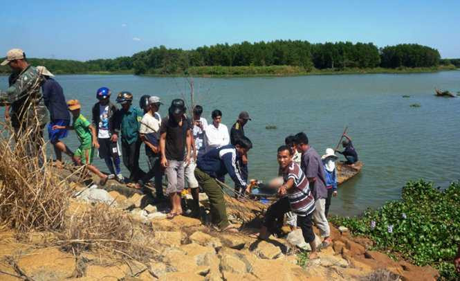 Thi thể nạn nhân được đưa lên bờ - Ảnh: Hoài Thương