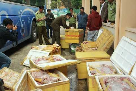 Lực lượng chức năng đang kiểm tra khối lượng thịt thối