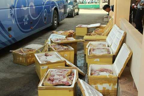 Chiếc xe bị tạm giữ cùng số lượng thịt không rõ nguồn gốc