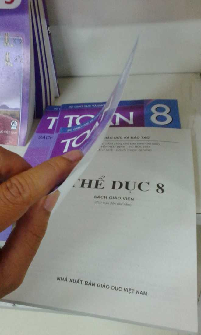 Bìa sách toán lớp 8 dành cho giáo viên nhưng nội dung lại là hướng dẫn các động tác thể dục. Ảnh: Tuổi Trẻ.