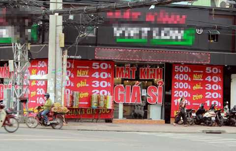 Bỏ túi mẹo phân biệt kính mắt hàng hiệu và hàng nhái