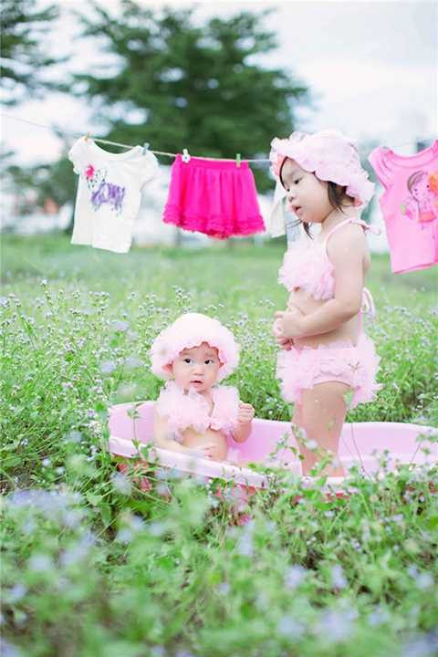 Nếu như anh hai Rio thừa hưởng sự chững chạc từ bố thì hai cô em gái Cherry – Sunny lại được mẹ truyền cho nét đáng yêu rạng ngời. Cả ba nhóc tì được khen là ngày càng kháu khỉnh và ngoan ngoãn hơn.