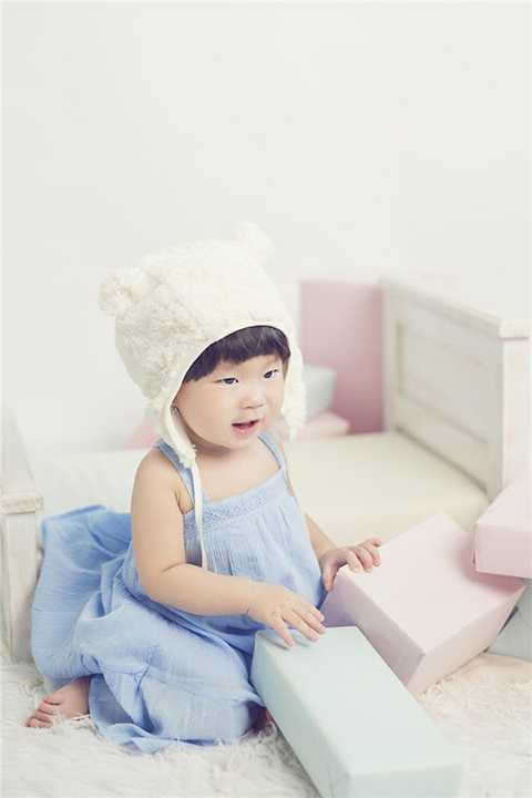 Lấy tiêu đề Hai Lúa lên Sài Gòn, Rio và Cherry đã hóa thân xuất sắc vào hai anh em nhà quê kể lại câu chuyện lần đầu bỡ ngỡ lên thăm thành phố với những biểu cảm không thể buồn cười hơn.