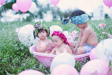 Ngoài ra, trong bộ ảnh còn có những chi tiết hài hước “khó đỡ” như khi ba anh em được mẹ Minh Hà cho vào… thau tắm để làm dáng bên những chiếc khăn được quấn khéo léo trên đầu, khiến cho ê-kíp chụp bộ ảnh không thể nhịn cười trong quá trình thực hiện.