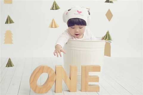 Vợ chồng Lý Hải - Minh Hà không chỉ được fan ngưỡng mộ bởi độ xứng đôi hoàn hảo dù tuổi tác có chênh lệch, mà còn bởi họ luôn biết cách giữ lửa yêu cho cuộc sống gia đình. Minh Hà cho biết khi các thiên thần nhỏ đã cứng cáp, trưởng thành, cô sẽ quay lại với công việc và những dự định mà mình từng ao ước khi đi học ngành luật sư.