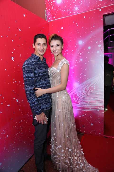 Hồng Quế tình tứ cùng bạn nhảy trong chương trình Bước nhảy hoàn vũ 2015. Hồng Quế tình tứ cùng bạn nhảy trong chương trình Bước nhảy hoàn vũ 2015.