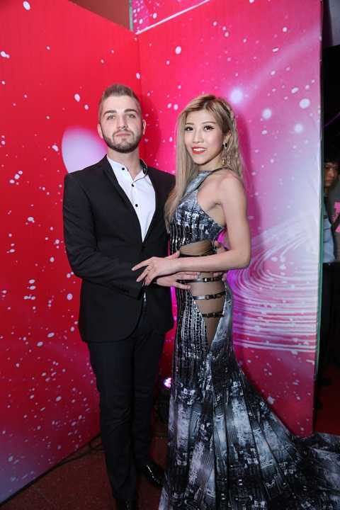 Trang Pháp táo bạo với bộ đầm khoét lườn của NTK Chung Thanh Phong. Trang Pháp táo bạo với bộ đầm khoét lườn của NTK Chung Thanh Phong.