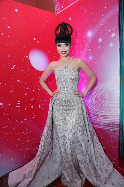 Siêu mẫu Jessica Minh Anh với mái tóc độc, lạ Siêu mẫu Jessica Minh Anh với mái tóc độc, lạ