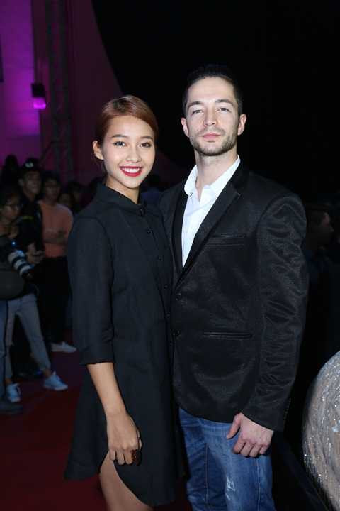 Khả Ngân diện cây đen cá tính. Khả Ngân diện cây đen cá tính.