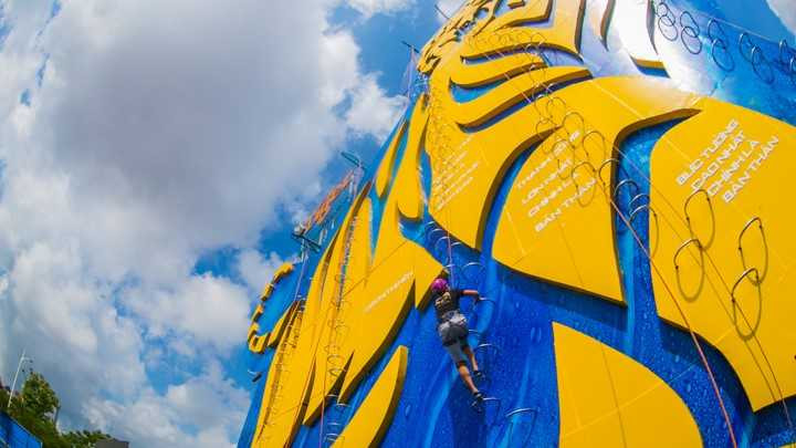 Không chấp nhận đầu hàng, Tiến đã tự tạo “cú huých” cho mình bằng cách tham gia thử thách chinh phục bức tường Tiger cao đến 25m để chinh phục nỗi sợ đã dằn vặt cậu bấy lâu.