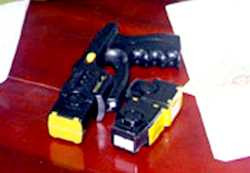 Khẩu súng bắn điện tài xế Hồng dùng để đe dọa người dân khi bị bao vây.