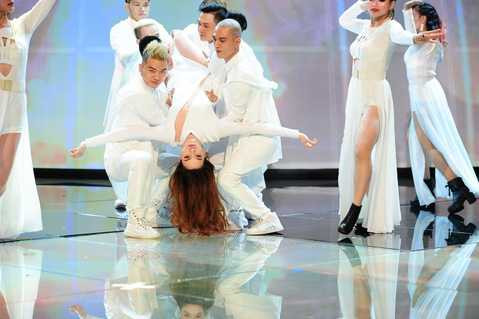 Trong đêm chung kết, nữ ca sỹ còn biểu diễn tiết mục hot của mình trong thời gian gần đây