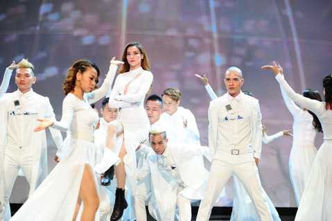 Nữ hoàng giải trí thể hiện hai ca khúc Destiny và Whats love