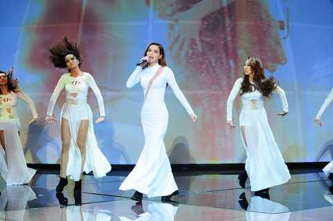 Chọn một bộ đầm dài trắng nhưng với đường xẻ ngút ngàn, Hà Hồ đã có thể khoe trọn đôi chân dài thẳng tắp