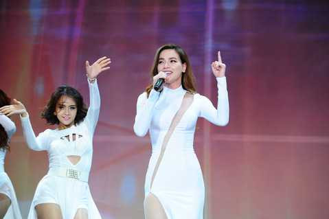 Phần vải xuyên thấu trước thân váy cũng làm cho Hà Hồ thêm quyến rũ