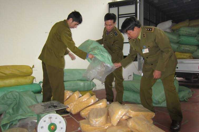 Thu giữ hơn 4 tấn ruốc gà trộn bột mỳ. Ảnh: Hà Nội Mới