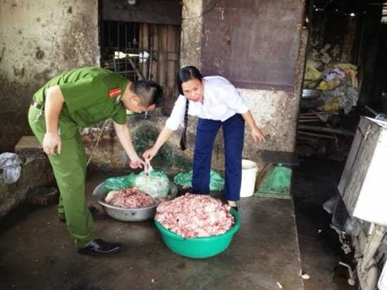 Một cơ sở sơ chế bì mỡ lợn bẩn tại Đan Phượng, Hà Nội