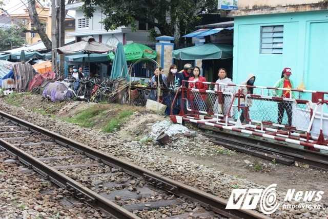 Vị trí nam thanh niên ngồi chờ trước khi lao vào tầu SE3 để tự tử.