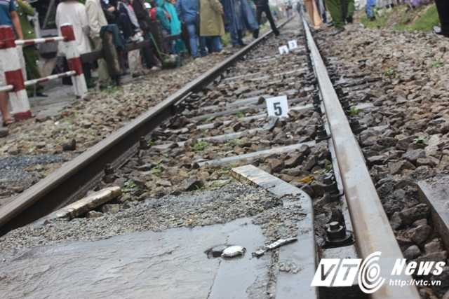 Nạn nhân bị tàu húc lê trên một đoạn dài khoảng 20 mét thân thể bị bánh ray nghiền biến dạng.