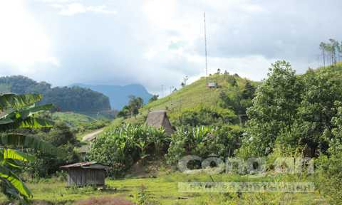 Từ Măng Ri nhìn thấy đỉnh núi Ngọc Linh phía xa