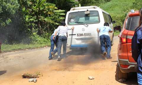 Xe tuột dốc ở đèo Măng Rơi