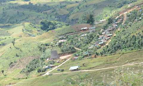 Những bản làng người Xê Đăng như những sợi chỉ mờ mờ đeo ở lưng chừng núi