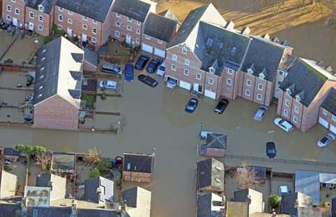 Thủ tướng Anh David Cameron tuyên bố sẽ làm tất cả mọi thứ cần thiết để giúp ứng phó với lũ ở York - Ảnh: SWNS