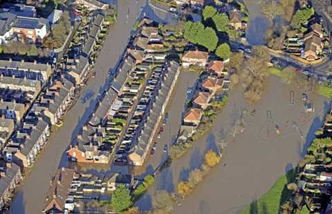 Ảnh chụp từ trên không một khu vực bị ngập ở York - Ảnh: SWNS