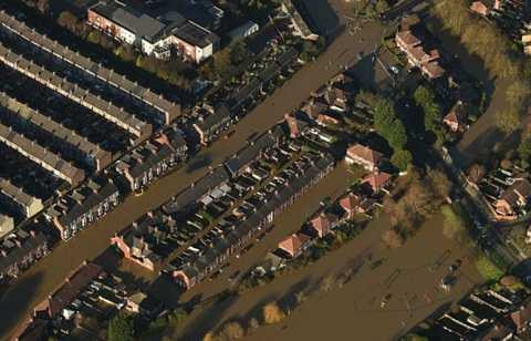 Nước lũ bủa vây các con đường ở York - Ảnh: PA