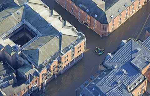 Một nhóm cứu hộ ở khu vực trung tâm York - Ảnh: SWNS