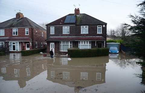 Một khu dân cư bị ngập sâu sau khi sông Foss vỡ bờ - Ảnh: PA