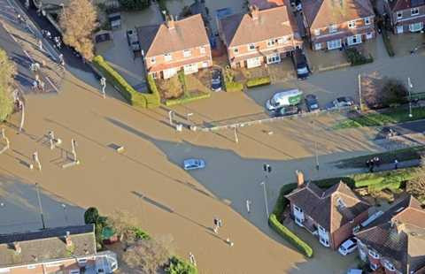 Đường phố York thành sông sau mưa - Ảnh: SWNS