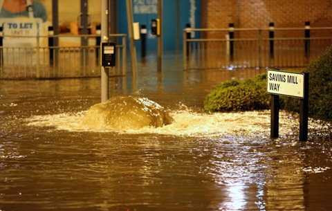 Nhiều con đường trung tâm thành phố York chìm trong nước - Ảnh: UKNIP