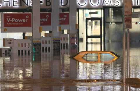 Một chiếc <a href='https://vtcnews.vn/oto-xe-may.31.0.html' >ô tô</a> bị ngập gần hết trên đường Huntington, York - Ảnh: UKNIP