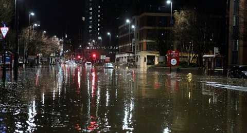 Cả thành phố du lịch sôi động giờ chỉ còn lại những chiếc ô tô bị mắc kẹt - Ảnh: UKNIP