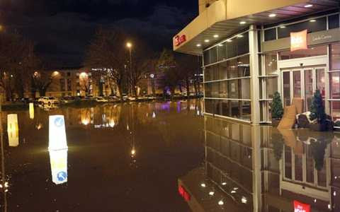 Nước mênh mông trước một khách sạn ở York - Ảnh: UKNIP