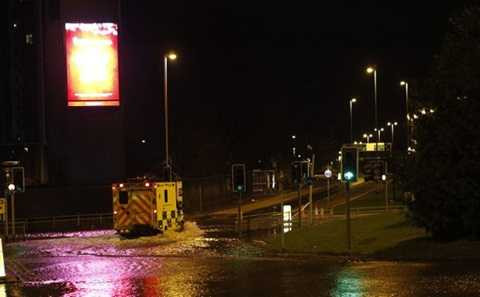 Một chiếc xe cấp cứu đang cố vượt qua đoạn đường ngập sâu để về trung tâm thành phố - Ảnh: UKNIP