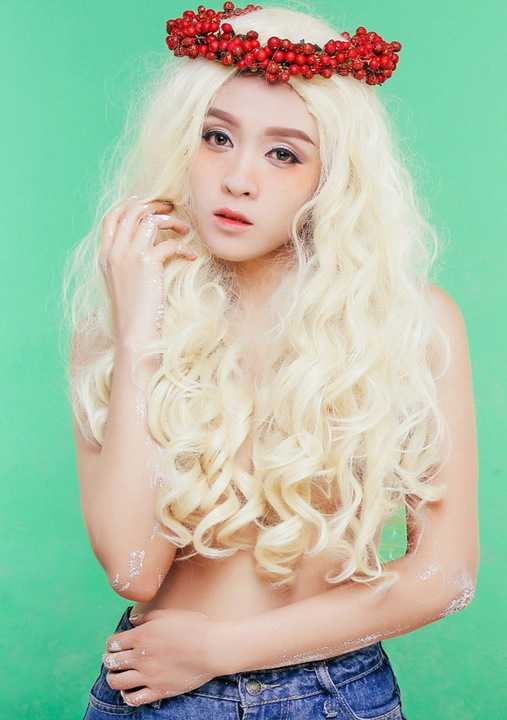 Với 11 giờ thực hiện bộ ảnh cùng những cảm xúc hồi hộp lẫn háo hức để cho ra những khung hình tâm huyết, Hoa Di Linh đã thể hiện khả năng làm việc sáng tạo không ngừng nghỉ cùng ekip từ phục trang đến vật liệu được làm thủ công. Điều này cũng thể hiện phong cách làm việc nỗ lực của nữ ca sĩ.