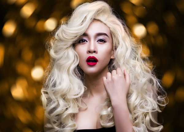 Nói về bộ ảnh, Hoa Di Linh cho biết, việc thay đổi hình tượng và hóa thân đa dạng trong bộ ảnh giúp cô có thể khám phá về bản thân mình nhiều hơn, cũng như mong muốn luôn mang đến sự mới mẻ lẫn tò mò, thích thú cho khán giả.