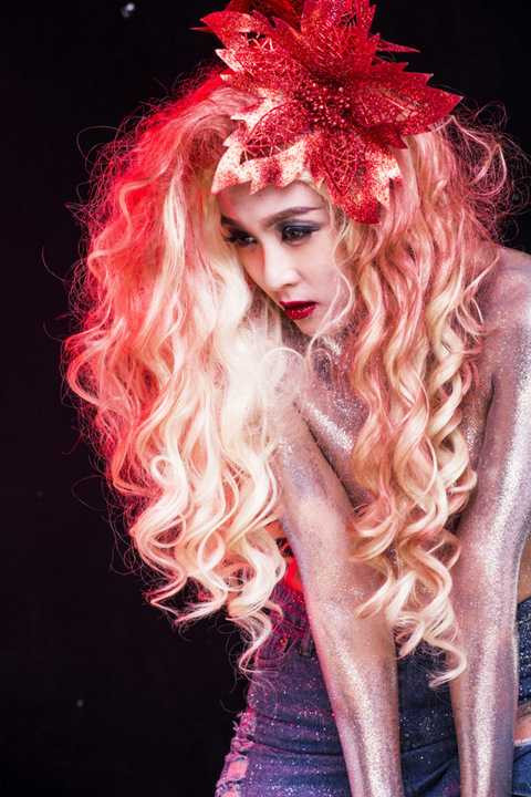 Với chất giọng ấm áp, cảm xúc cùng phong cách thời trang lẫn ngoại hình mới mẻ, "Mỹ nhân đầu trọc" hứa hẹn sẽ tạo nên sự đột phá mới ở sự nghiệp của cô trong thời gian tới.