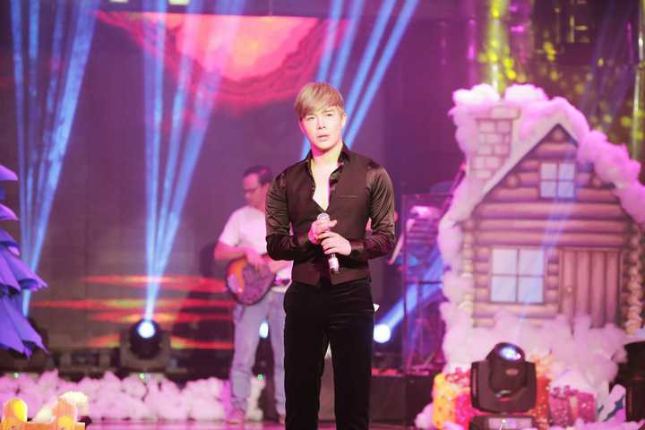 Nam ca sĩ hát tới hơn 12h khuya nhưng khán giả vẫn ở lại để thưởng thức giọng hát ngọt ngào của anh. 