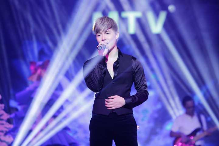 Tuy khá mệt vì làm việc quá sức thời gian vừa qua, Nathan Lee vẫn vui vẻ chụp hình với những khán giả hâm mộ ở cuối chương trình. Nam ca sĩ sẽ tiến hành quay MV cho hit MDD với hơn 50 triệu lượt nghe trên các trang nhạc trực tuyến vào đầu tháng 1/2016.