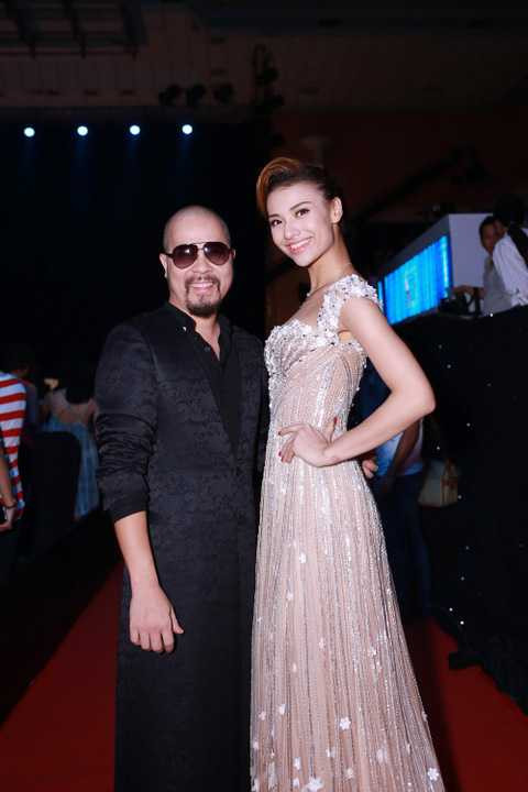 Là một NTK nổi tiếng có cá tính và phong cách tại Hà Nội, mỗi lần xuất hiện Đức Hùng đều mang đến những bất ngờ cho công chúng với phong cách thời trang không thể trộn lẫn của mình.