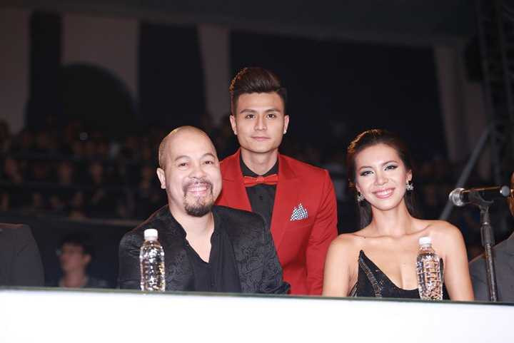 Trên thảm đỏ chung kết Siêu mẫu NTK Đức Hùng có dịp hội ngộ loạt mỹ nhân showbiz Việt: Nguyễn Thị Loan, siêu mẫu Minh Triệu, Hồng Quế, Phương Mai, Lan Khuê, Vinh Thụy, Trương Nam Thành